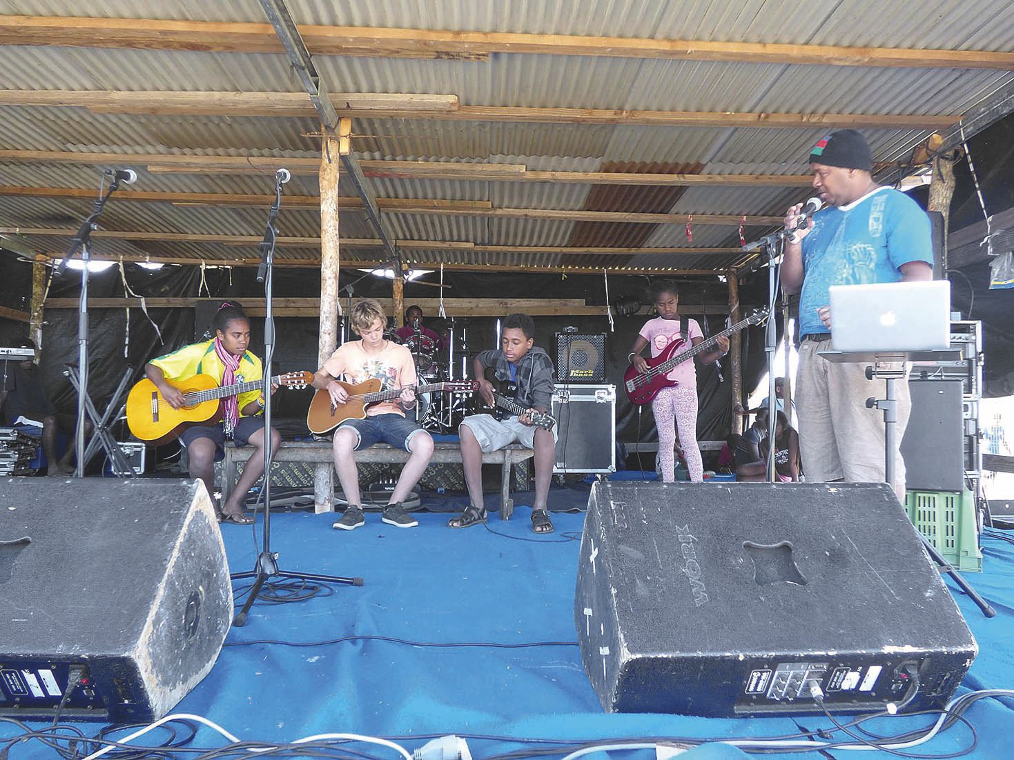 Côté animations musicales, une scène libre était ouverte en journée. Le soir, les groupes musicaux locaux et des invités de l’aire Hoot Ma Whaap se sont succédé.