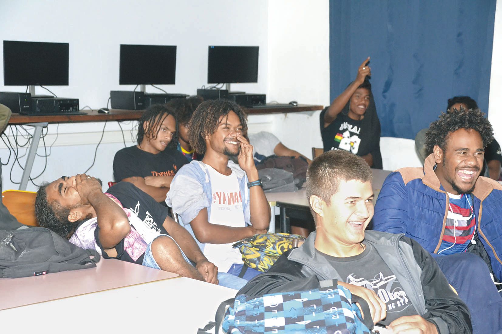 Moment de détente à l’atelier du rire, où les étudiants ont visionné des caméras cachées  calédoniennes ou canadiennes, compilées par M. Bellal, professeur d’arts plastiques.