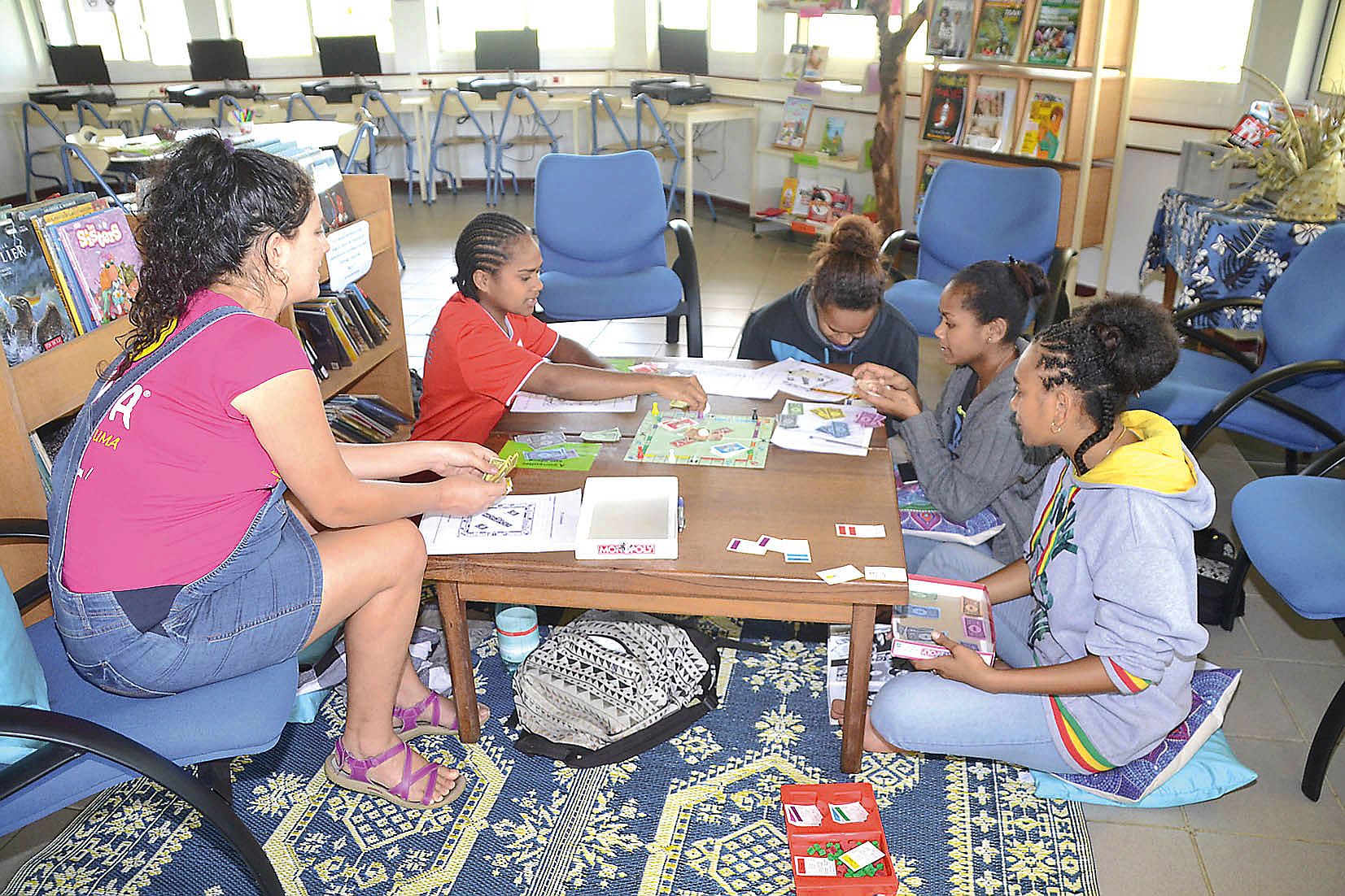 Jeu de l’oie ou Monopoly, les jeux de société constituent un bon moyen de révision pour les jeunes grâce aux questions posées, auxquelles il faut savoir répondre.