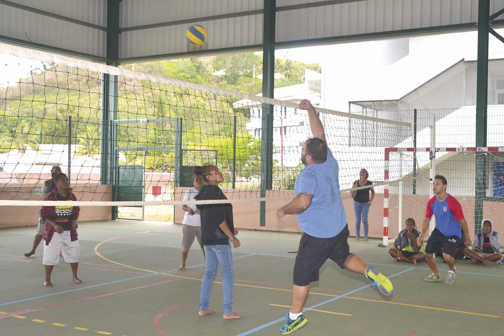 Autre façon d’évacuer le stress, une partie de volley, élèves contre professeurs, qui a bien plu aux étudiants.
