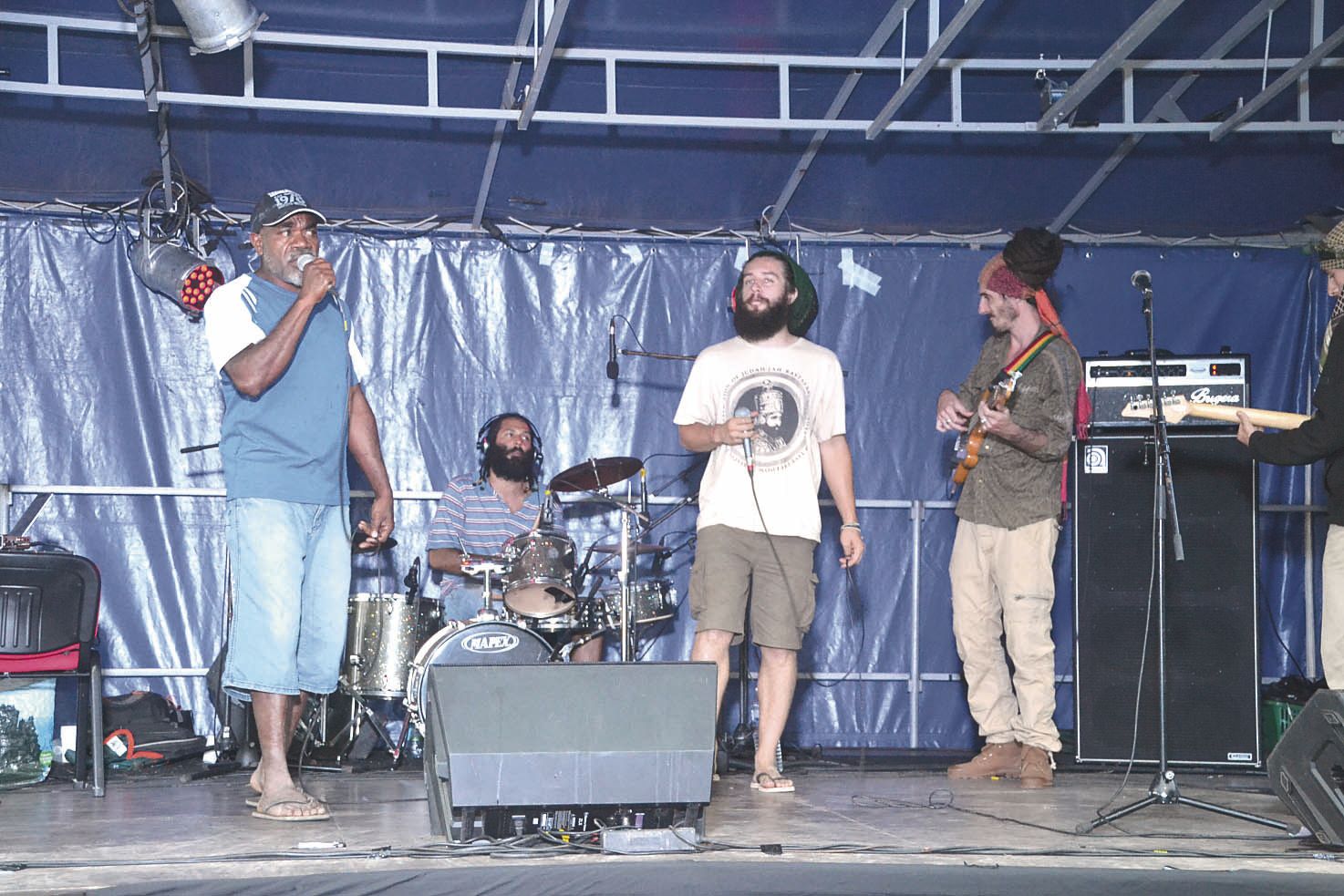 Marcus Gad, rejoint sur scène par Jean-Yves, chanteur du groupe A7JK, a donné un concert surprise aux élèves, ravis. « C’est super, ça change des groupes qu’on a l’habitude de voir », s’est réjoui Heindrick, candidat au bac.