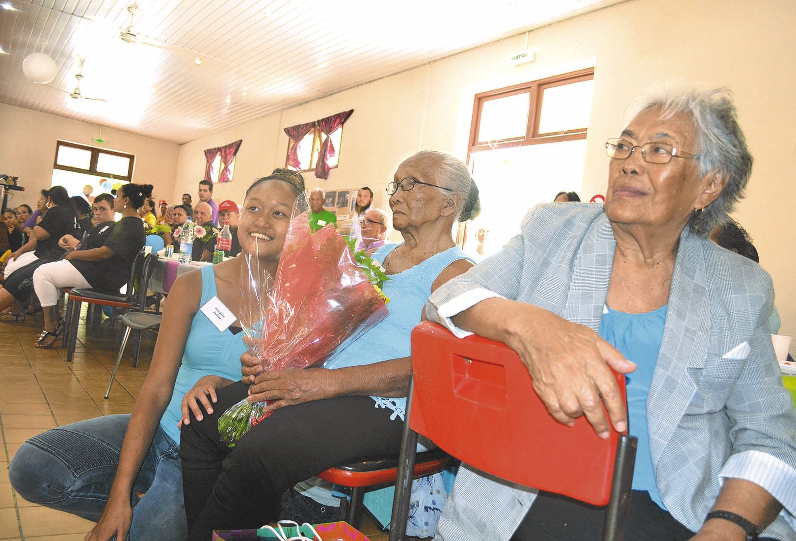 Les plus jeunes ont rendu hommage aux anciens, comme Marwia Amatjalal, 92 ans (au milieu) qui a eu seize enfants.
