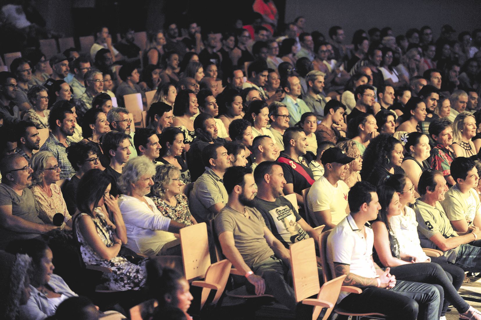 « Je suis venu une fois acheter des fraises à Païta. Je rembourse encore l’emprunt bancaire pour acheter une barquette », s’amuse Célia Chabut devant un public nombreux et hilare.
