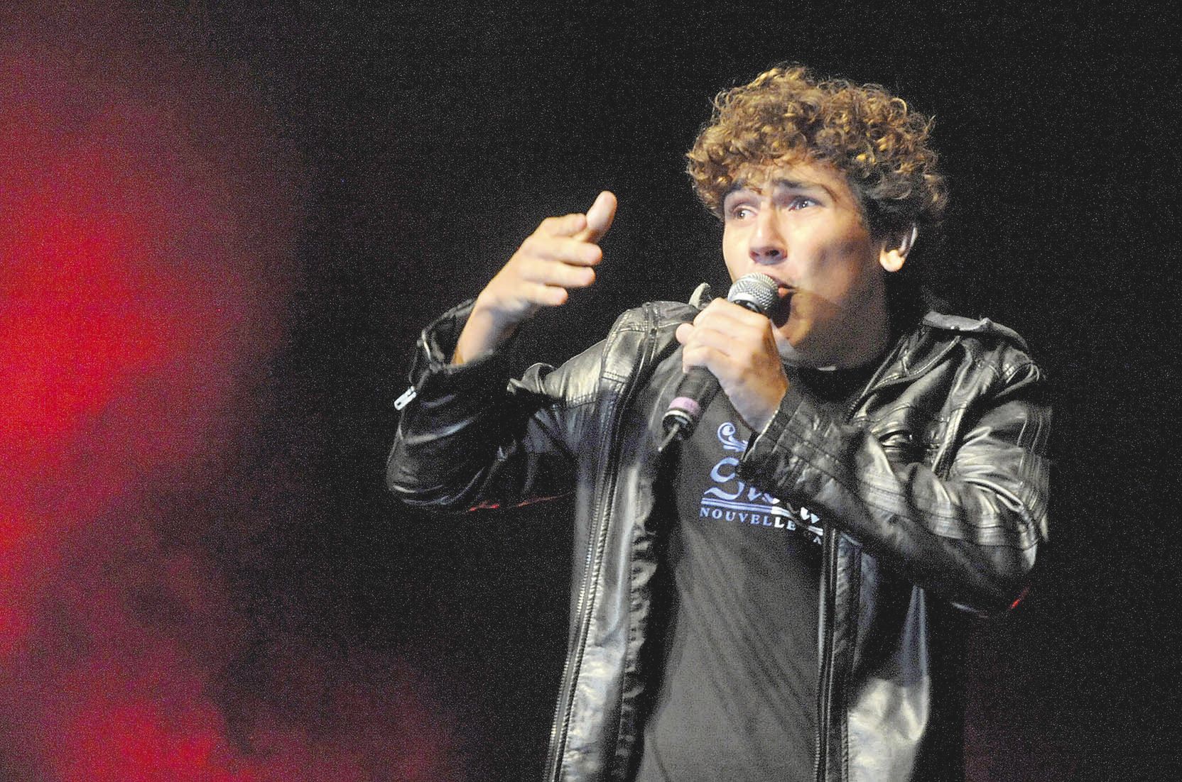 Armagz Esteban s’impose comme la révélation. Les jeunes du lycée Lapérouse, les nakamals, Baston NC, Katiramona...  il vanne à tout va. Même les politiques : « Ça va Monsieur Martin. Vous vous êtes évadés aussi ? ». Rires assurés.