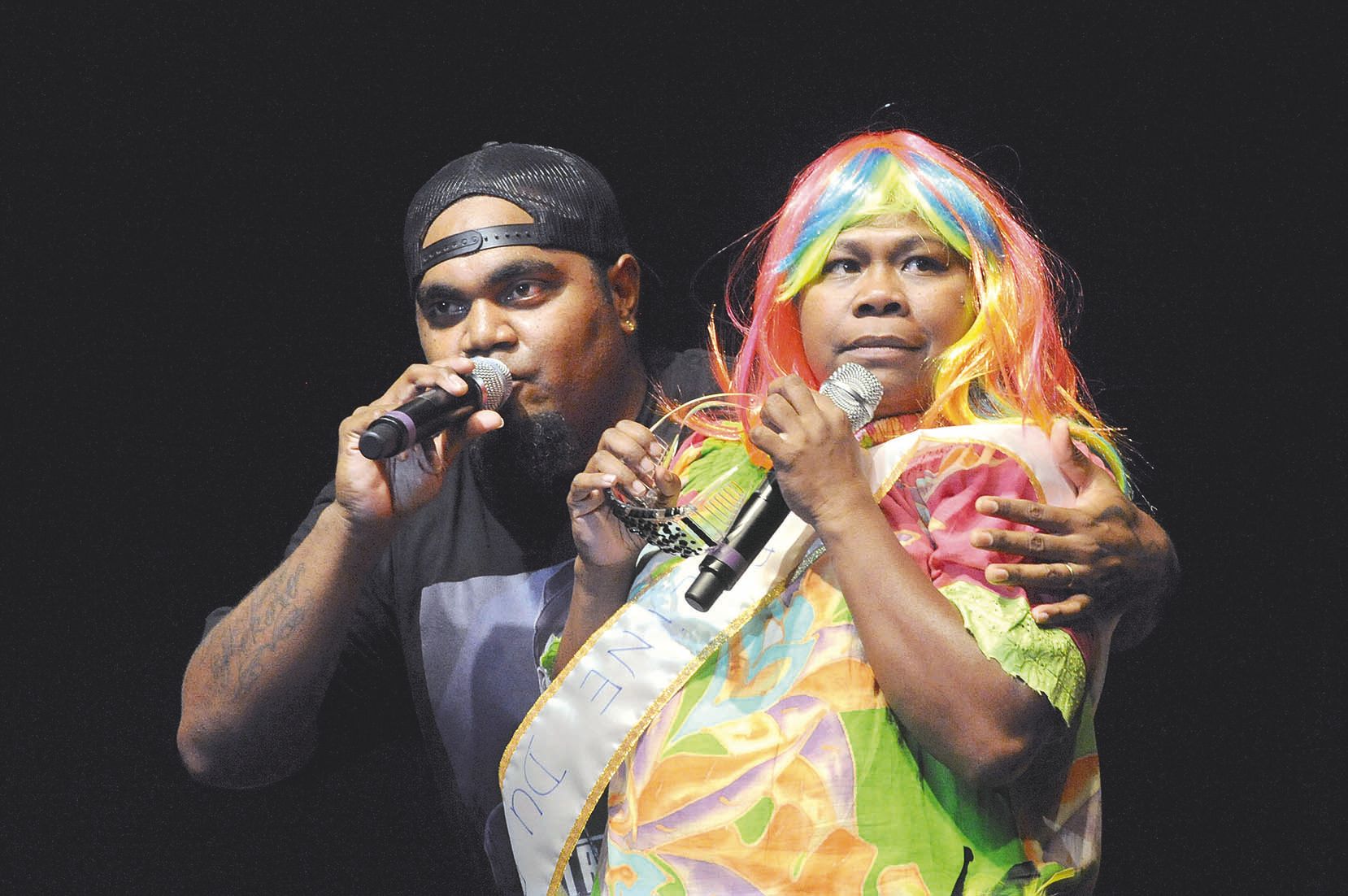 Dans les bras d’Astro, qui a assuré le show entre chaque sketch, Myriam s’est elle même élue « Mimi, la reine du Haha ». Un clin d’œil à l’élection des Miss qui se déroule à l’Arène.