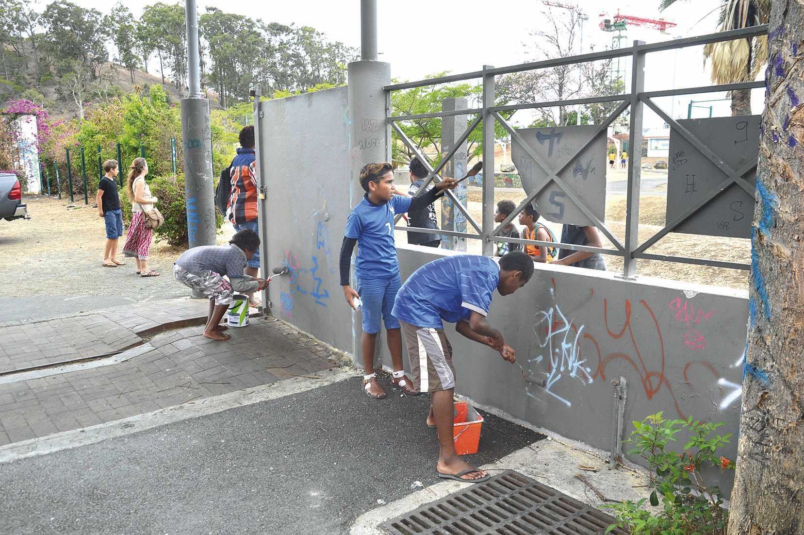 Spontanément, des jeunes, comme Yohan (au milieu), sont venus proposer leur aide au groupe.