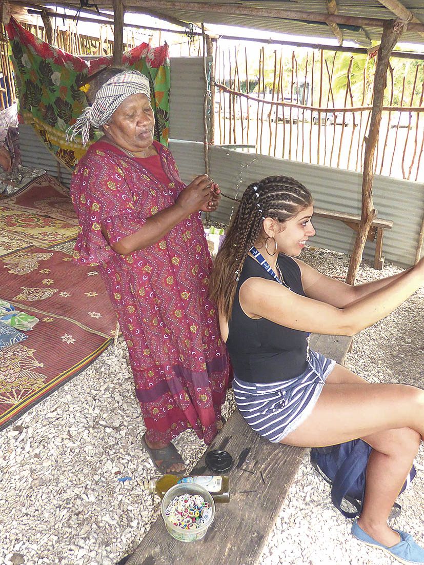 Le tressage de cheveux a encore une fois eu du succès  auprès des jeunes croisiéristes.