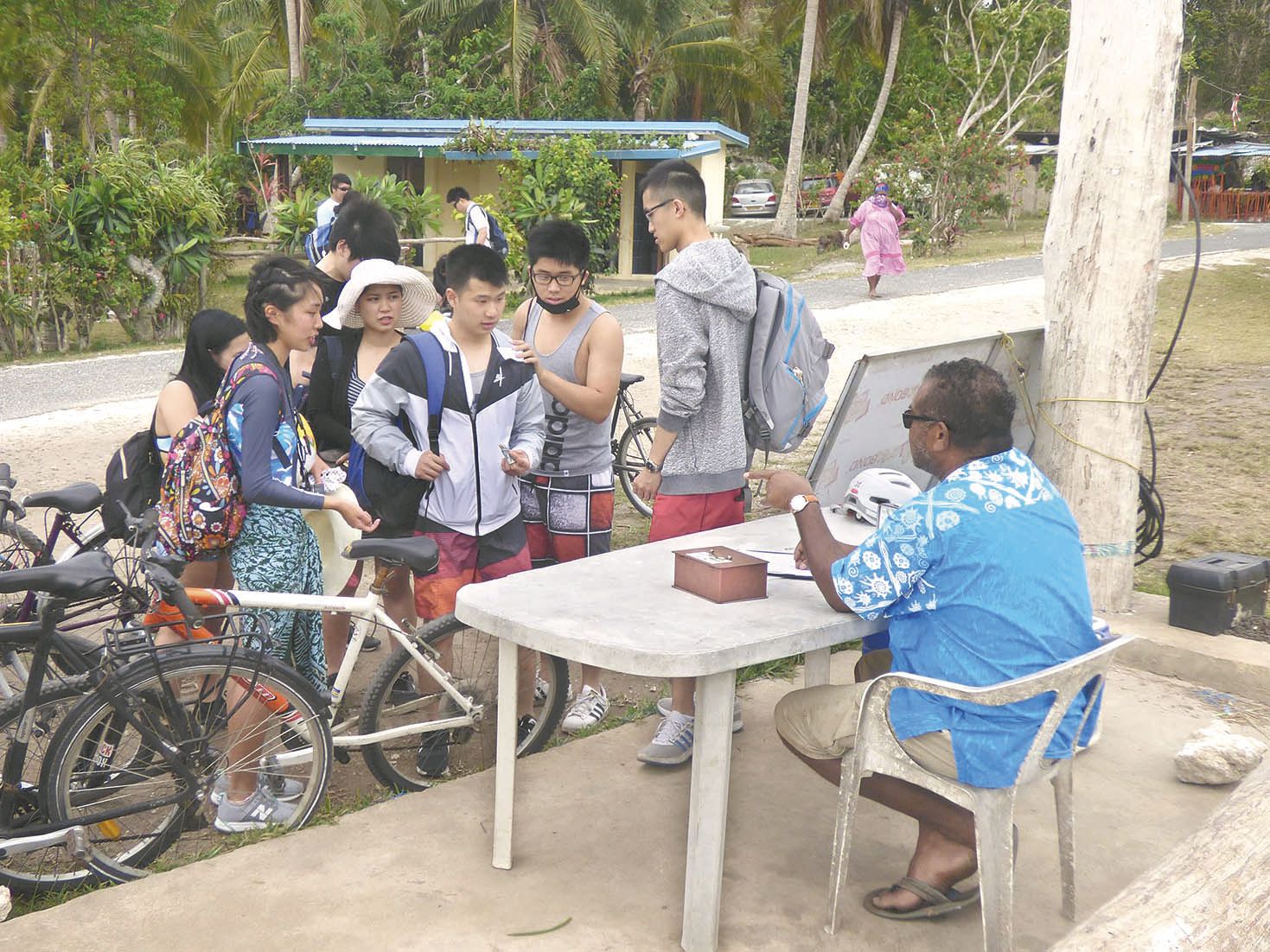 Fraîchement débarqués, des touristes ont visité les différents stands d’artisanat et de  restauration, tandis que d’autres ont privilégié la visite du site ou la location de vélos.