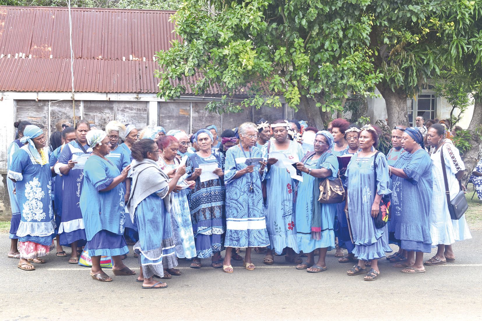 Les femmes de l’Association du marché étaient habillées de bleu pour cette inauguration.
