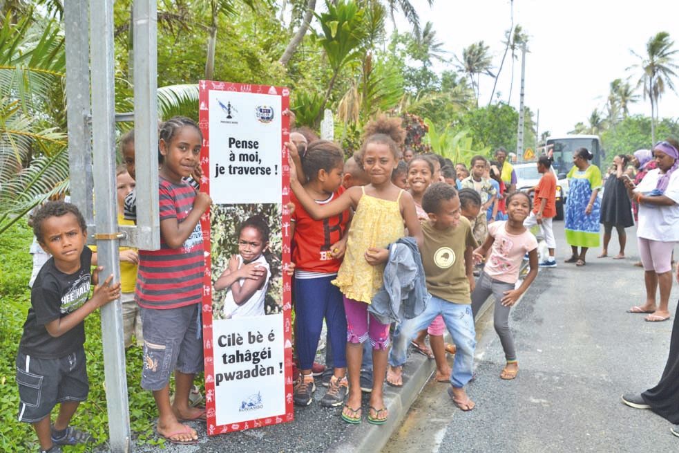 Les élèves montrent le fruit de leur travail.