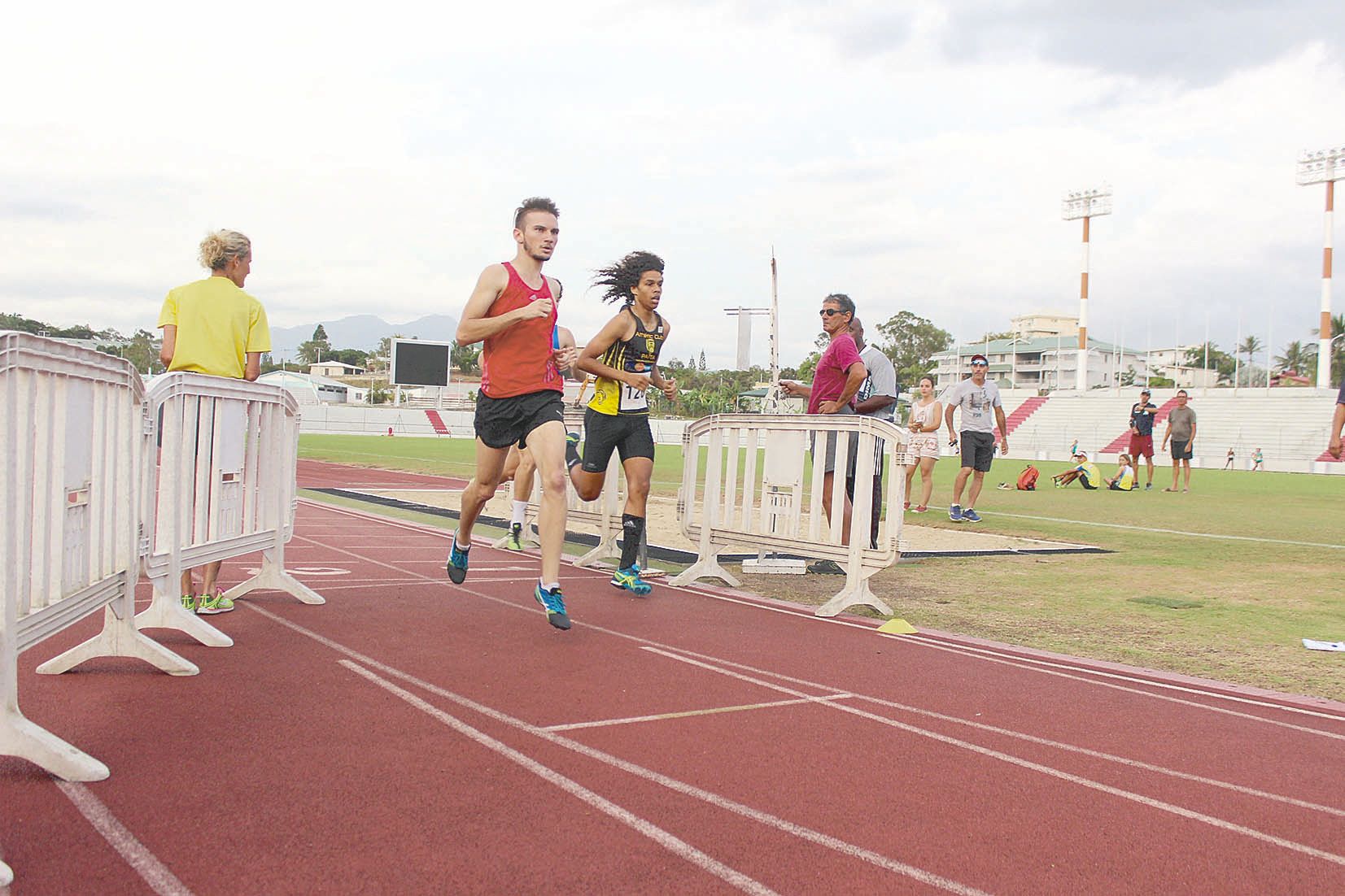 Jérémiah N’Godrela (à droite) lors de la 1re journée duChallenge Bernard-Chaudet, au stade Numa-Daly.