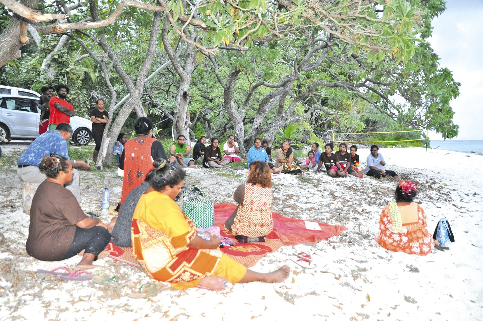 Une délégation composée de membres de l’église, du service Femme et famille et de la Fédération des femmes de Nengone est allée à la rencontre des résidents en tribu, comme ici à Nece sur la plage d’Asicen. Objectifs : être à leur écoute sur leur définiti