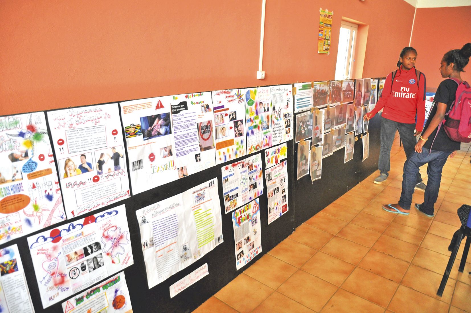 Pour sensibiliser les jeunes aux violences en abordant d’une autre manière les causes et les conséquences, les professeurs de langues de Taremen ont opté pour des panneaux d’affichage en espagnol et en anglais. A Tadine, le professeur d’arts plastiques le
