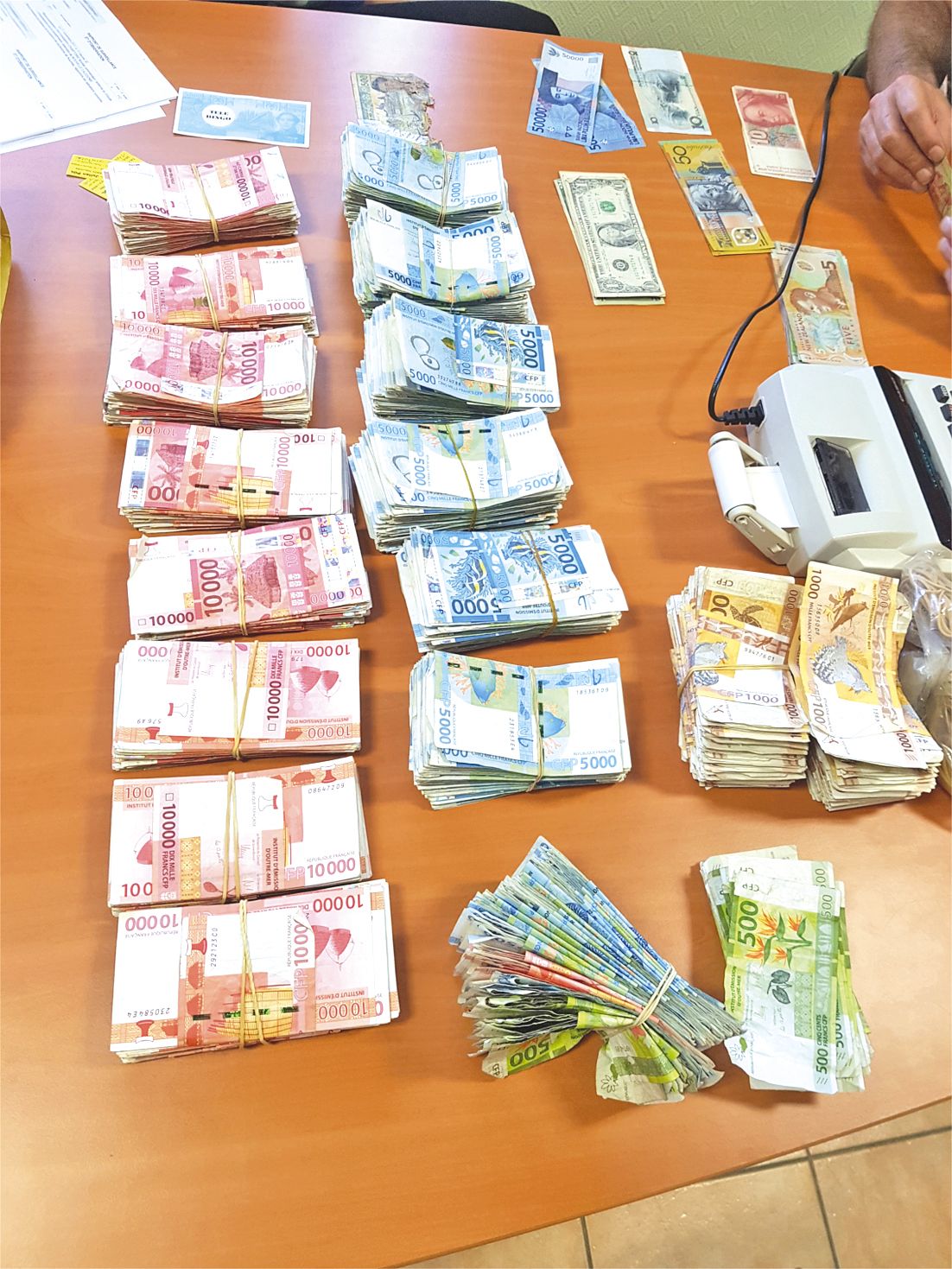 Les gendarmes ont mené plusieurs perquisitions aboutissant à la découverte de 18 millions de francs en espèces, de devises étrangères et « de nombreux documents compromettants ».
