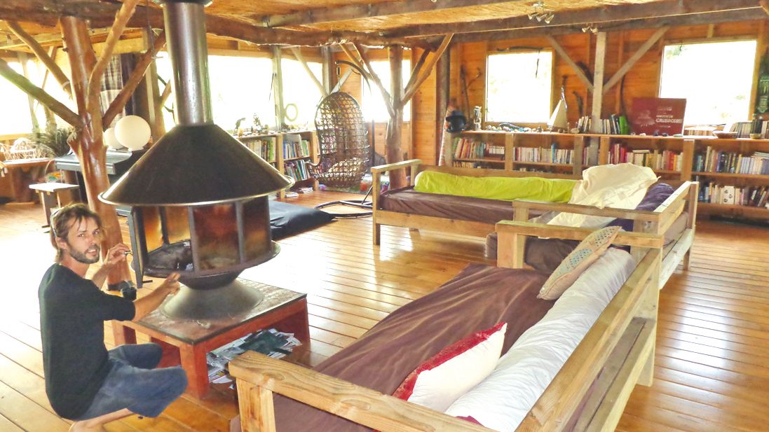 Florent, le propriétaire des lieux, ici dans la très conviviale pièce de séjour.