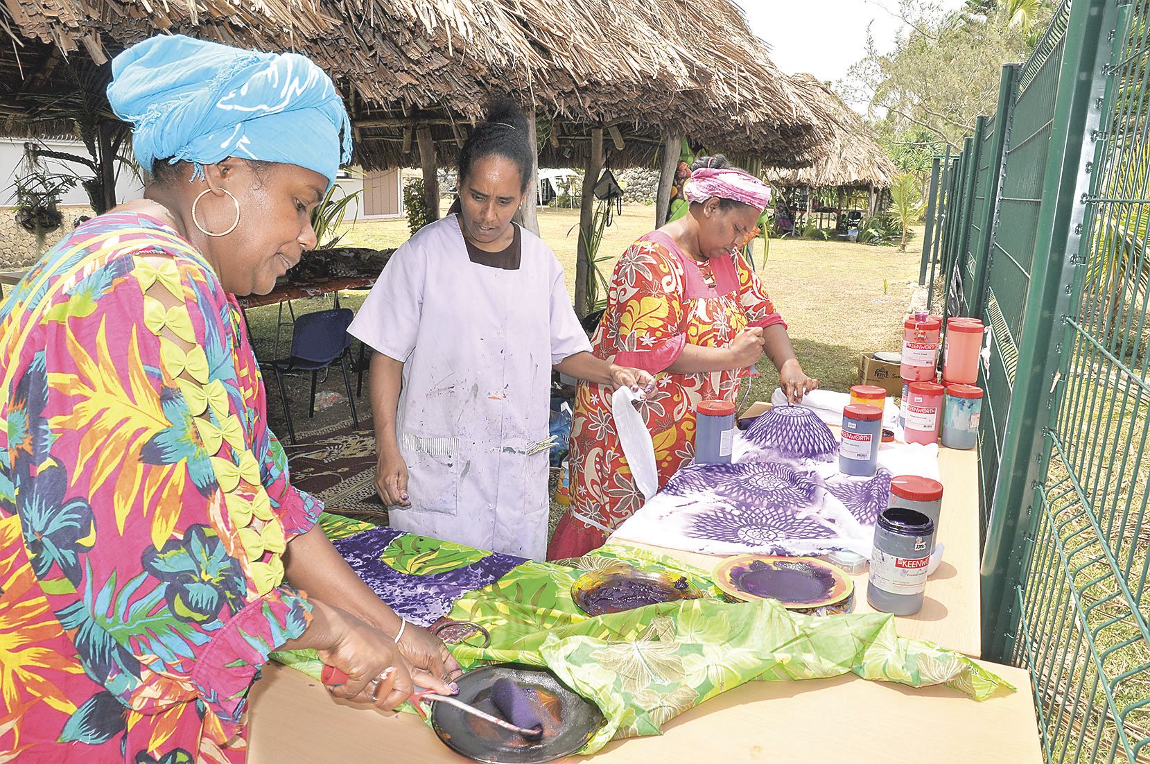 Autre savoir-faire qui a le vent en poupe cette année à Maré, la couture et peinture surtissu. C’est la nouvelle association locale, Wa Si Nengone couture, qui a assuré l’animation de cet atelier de démonstration.