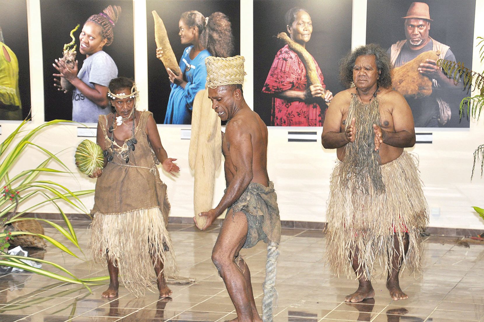 La salle principale du Centre a accueilli l’exposition Yam, photographies prises par Dominique Roberjot, co-réalisatrice du film documentaire du même nom. Pour ce vernissage, la troupe de théâtre locale Roiso a proposé une pièce sur le thème de l’igname.