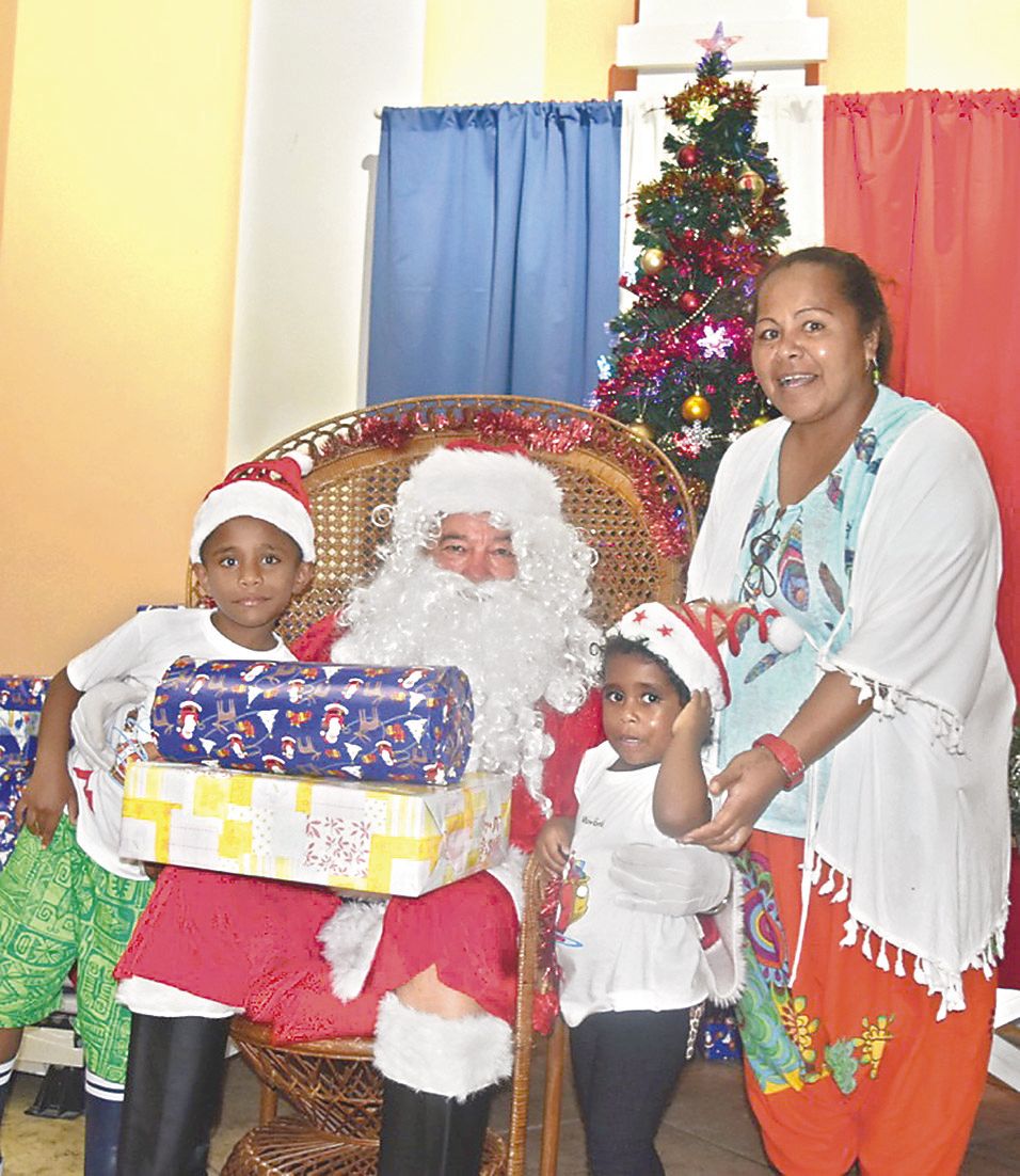 Dans la mairie, le père Noël a distribué des cadeaux aux 150 enfants du CCAS. Une opération parrainée par le Kiwanis du Mont-Dore et le club Hibbertia.