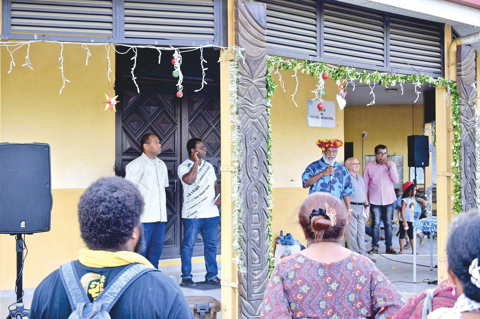 Après le geste coutumier, le maire, ainsi que les représentants des deux églises de la  commune, ont respectivement fait un discours afin de présenter les animations et d’ouvrir la première des vingt-trois soirées offertes aux habitants de Koné.