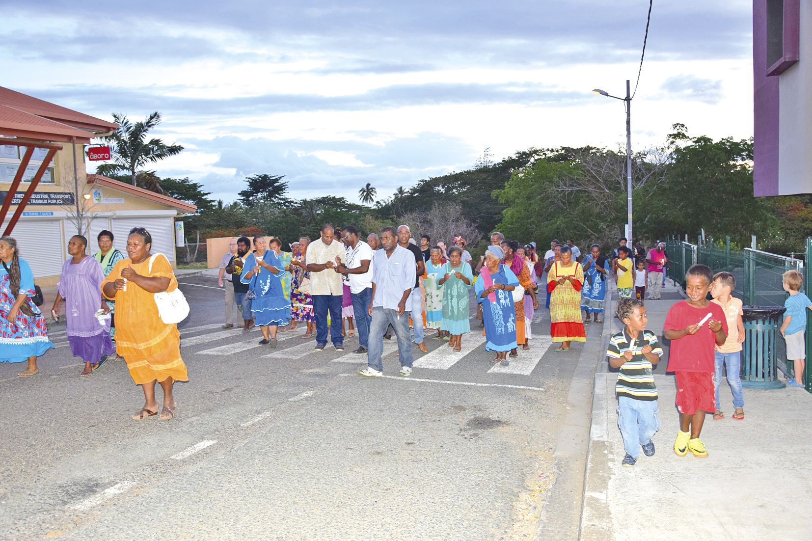 Partie de la mairie, la procession est passée devant les magasins du centre-ville, puis est revenue se recueillir,  en chansons, devant la crèche. Les animations ont ensuite repris devant la mairie décorée et illuminée.