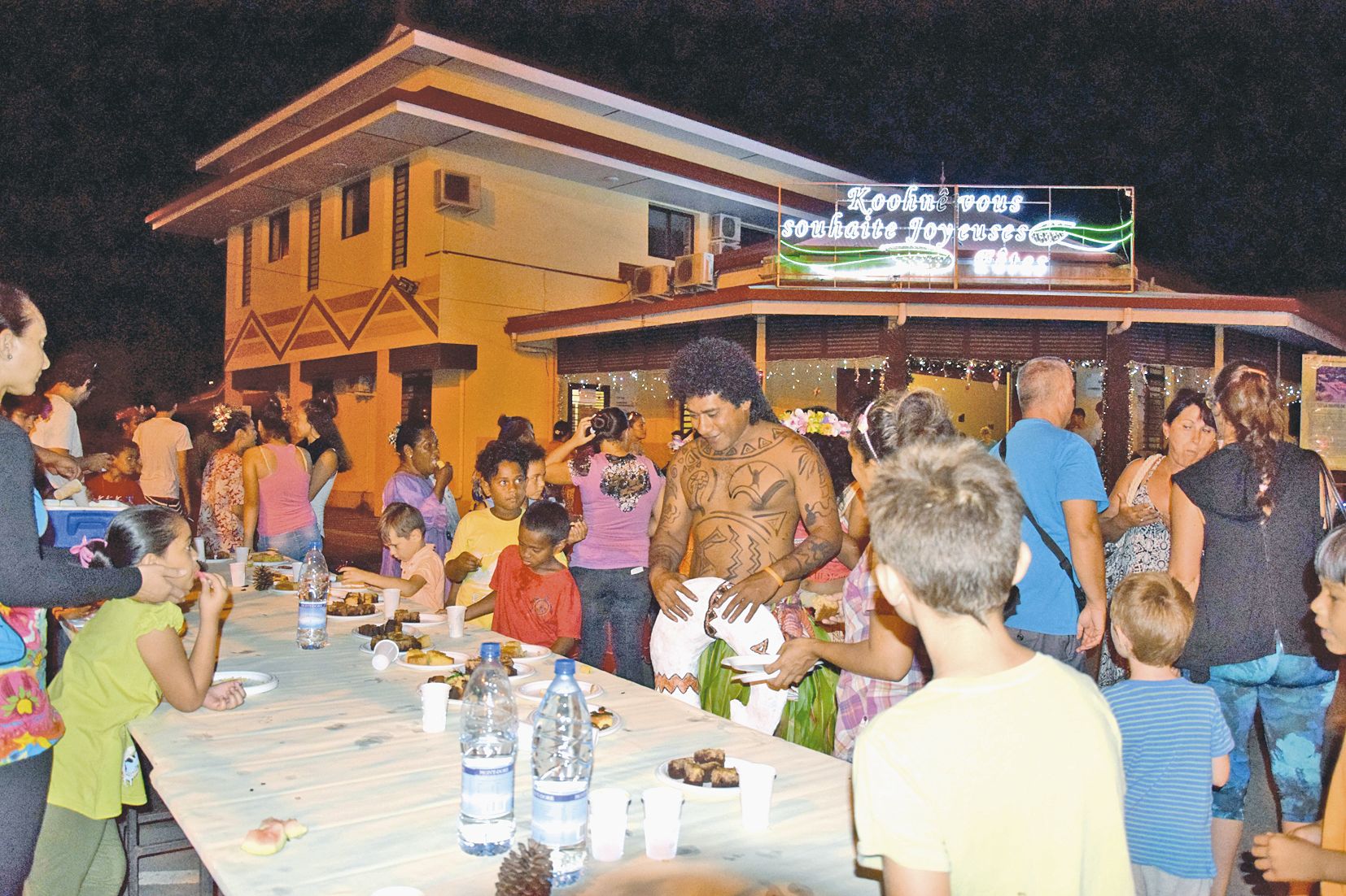 Après le karaoké des enfants et avant les dernières animations de la soirée, un grand goûter a été offert par les  associations de la ville, en compagnie de Maui, un des  personnages du film Vaiana.