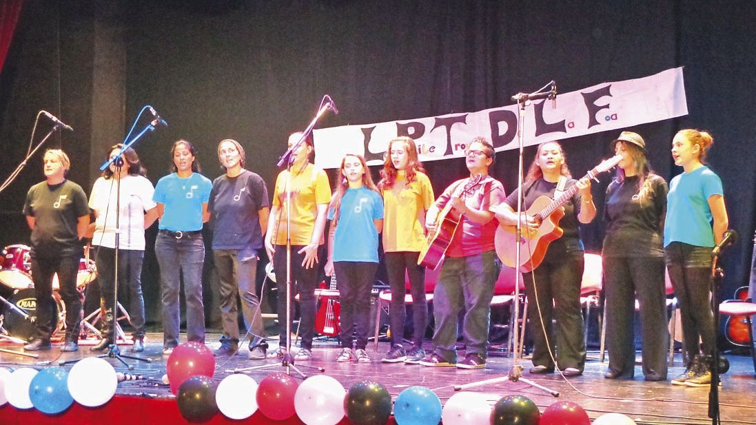 Samedi soir, les chanteurs et les musiciens de la P’tite troupe de La Foa ont envahi la scène du centre socioculturel pour présenter leur spectacle final et pour fêter leurs dix années d’existence.