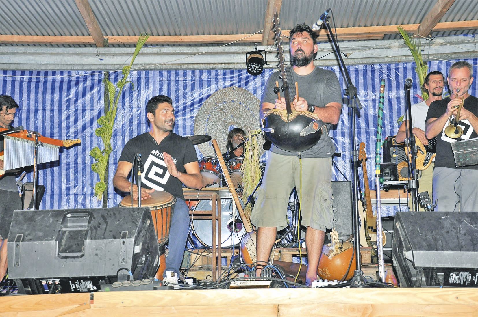 Si les artistes locaux ont largement assuré le show, de nombreuses formations extérieures étaient également invitées, comme les Afrileptik et leurs inspirations africaines. Sur la plage transformée en dance floor, on pouvait entendre : « Ça change, hein ?