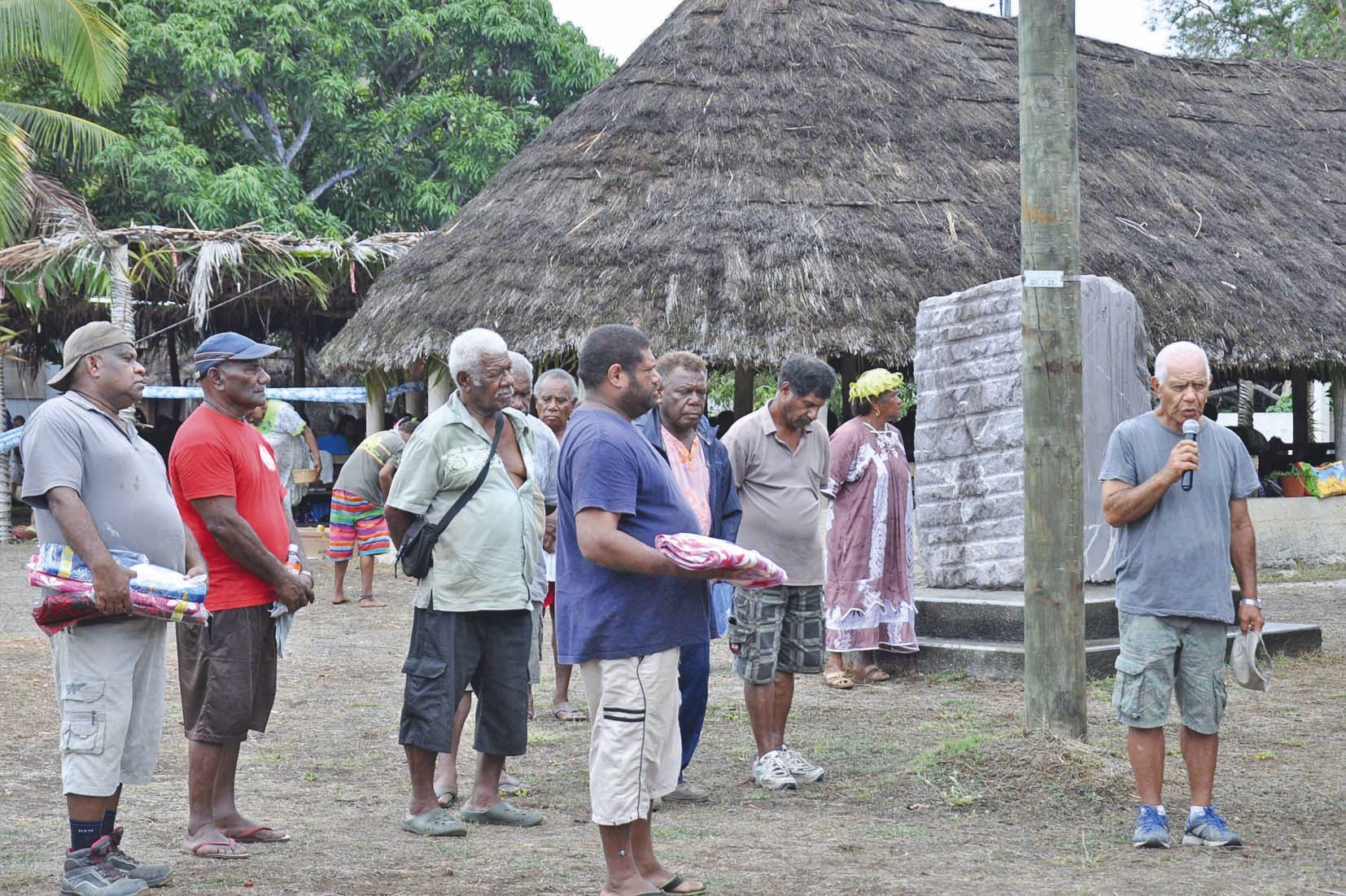 Les délégations venues des communes avoisinantes se sont prêtées au protocole auprès des coutumiers du secteur et des membres du Comité de Rénovation. 