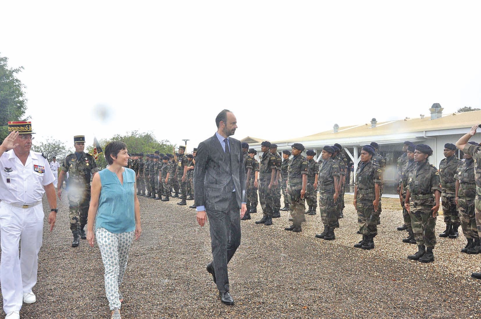 Le Premier ministre a passé les troupes en revue sous une pluie battante avant de s’acheminer vers le Foyer du soldat pour y rencontrer les jeunes.