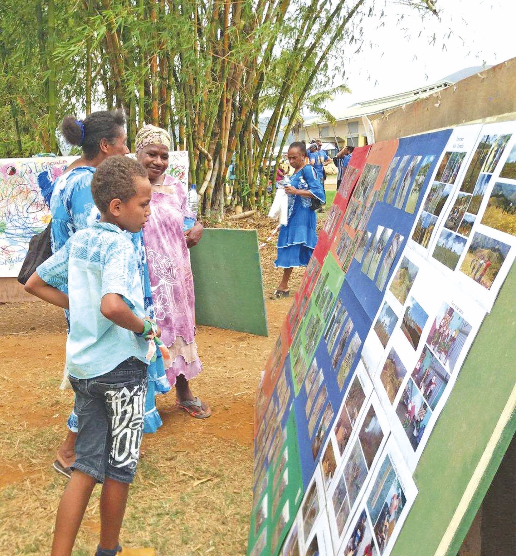Des expositions étaient présentées au public, résumant les activités mises en place dans les écoles ou à l’internat.