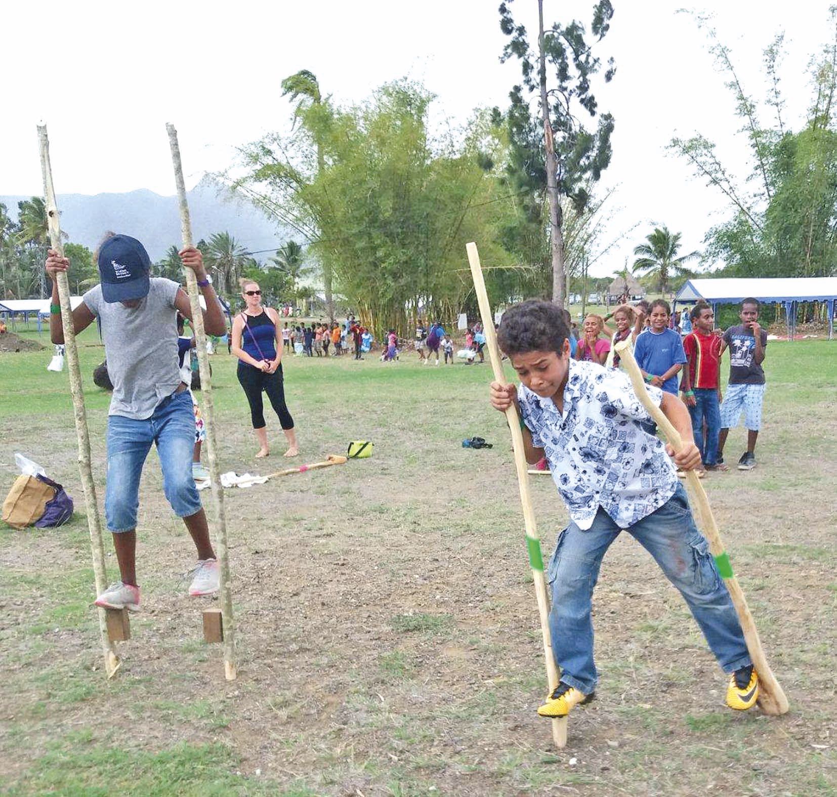 Randonnée, tournois de football et de volley-ball, courses en sac, échasses ou tir à l’arc ont été proposés aux élèves des établissements de la commune.