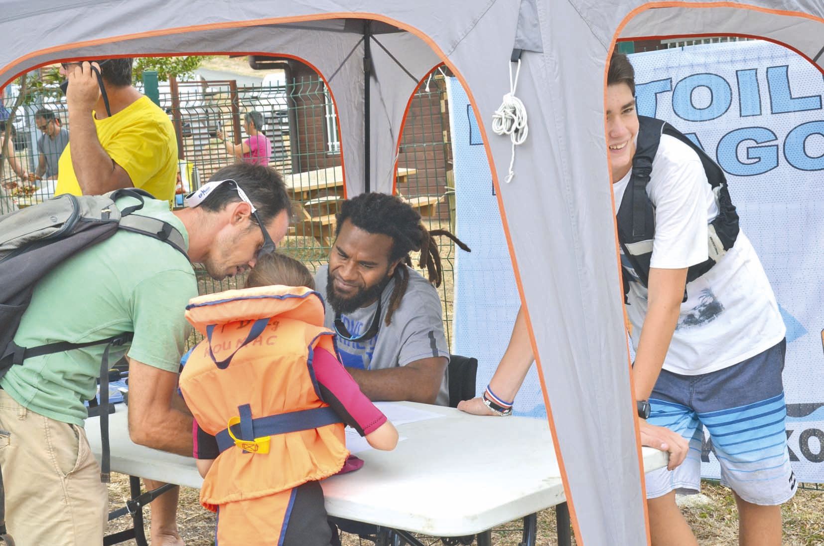 Jimmy s’est occupé de l’accueil des visiteurs, de leur inscription pour le support de leur choix et de la distribution des gilets de sauvetage. Il a ainsi pu enregistrer plus d’une  centaine d’inscriptions durant la journée qui a été chahutée par un orage