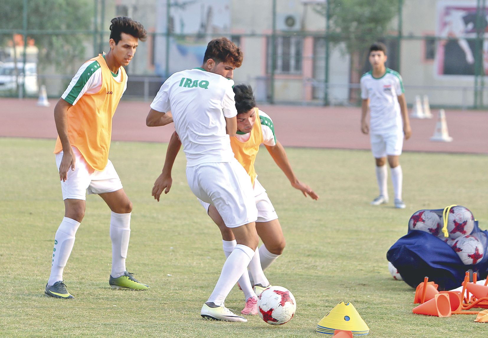 Mohammed Dawood (premier plan) lors d’un entraînement avec la sélection irakienne des moins de 17 ans.