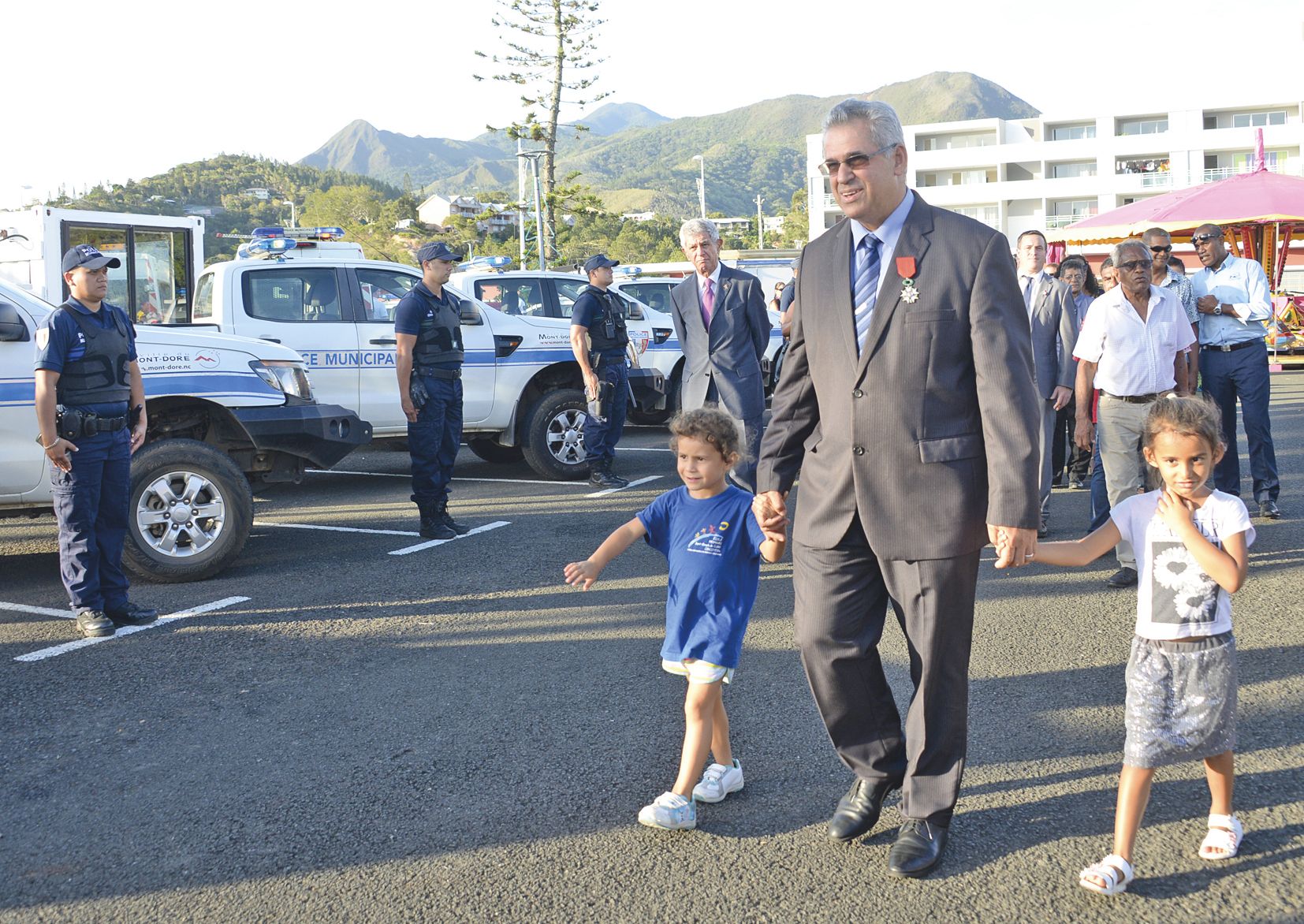 De retour à la mairie, Éric Gay, accompagné de ses petits-enfants, a été accueilli par une haie d’honneur.