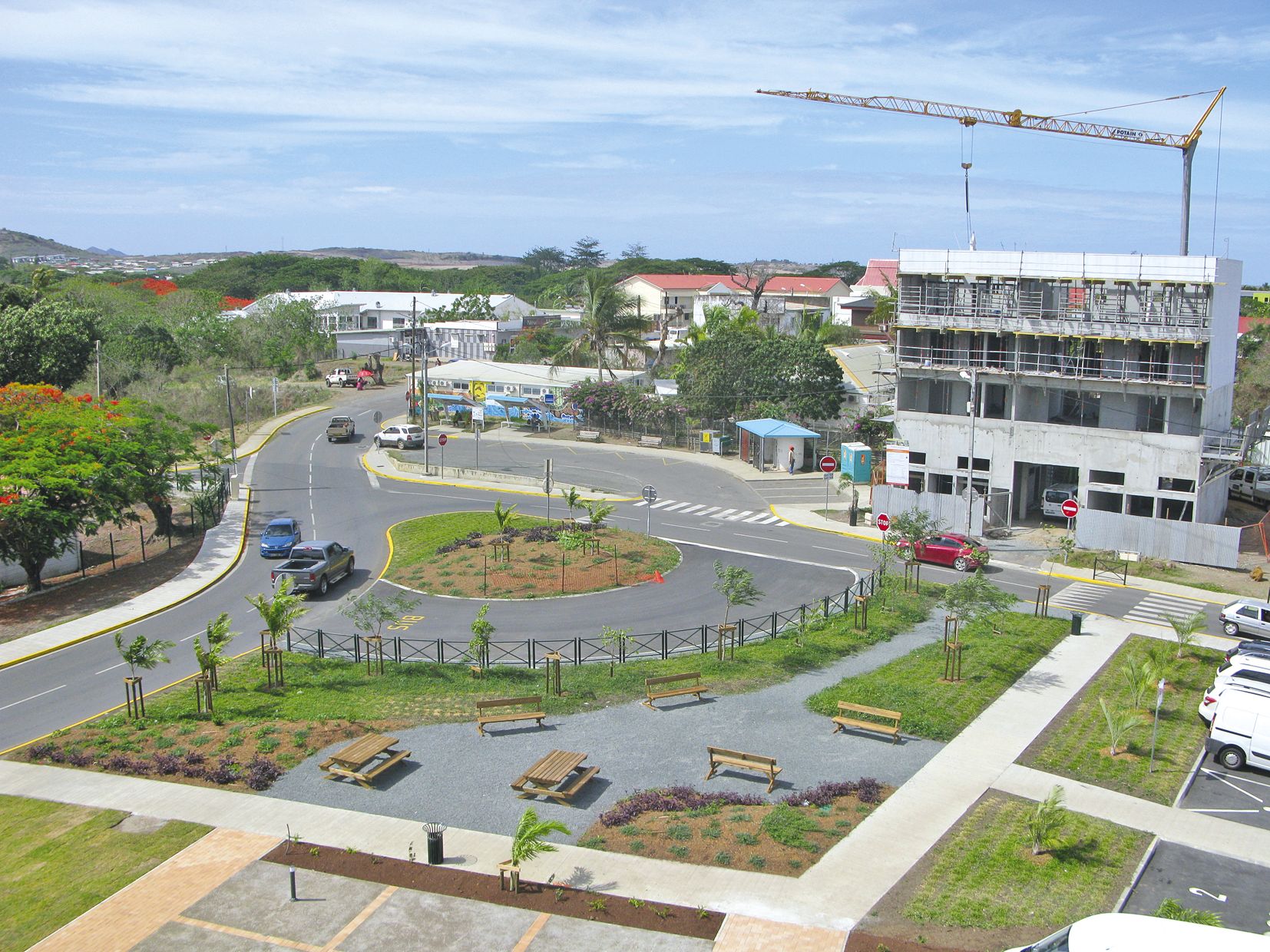 Des logements de fonction, la vue est imprenable sur la nouvelle place aménagée par la commune.