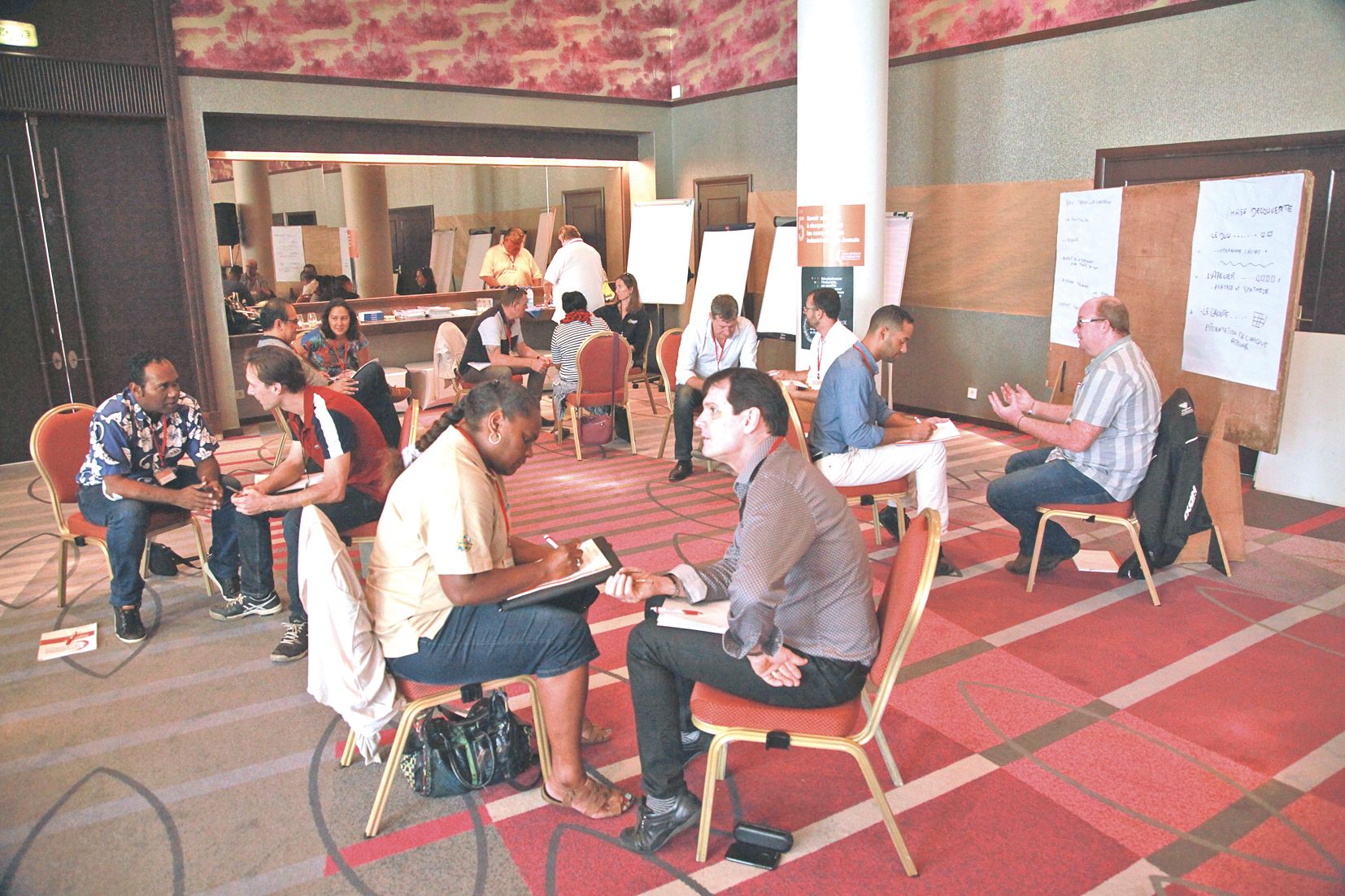 Les participants des États généraux ont été amenés à  travailler en binôme, pour mieux rassembler leurs idées ensuite.