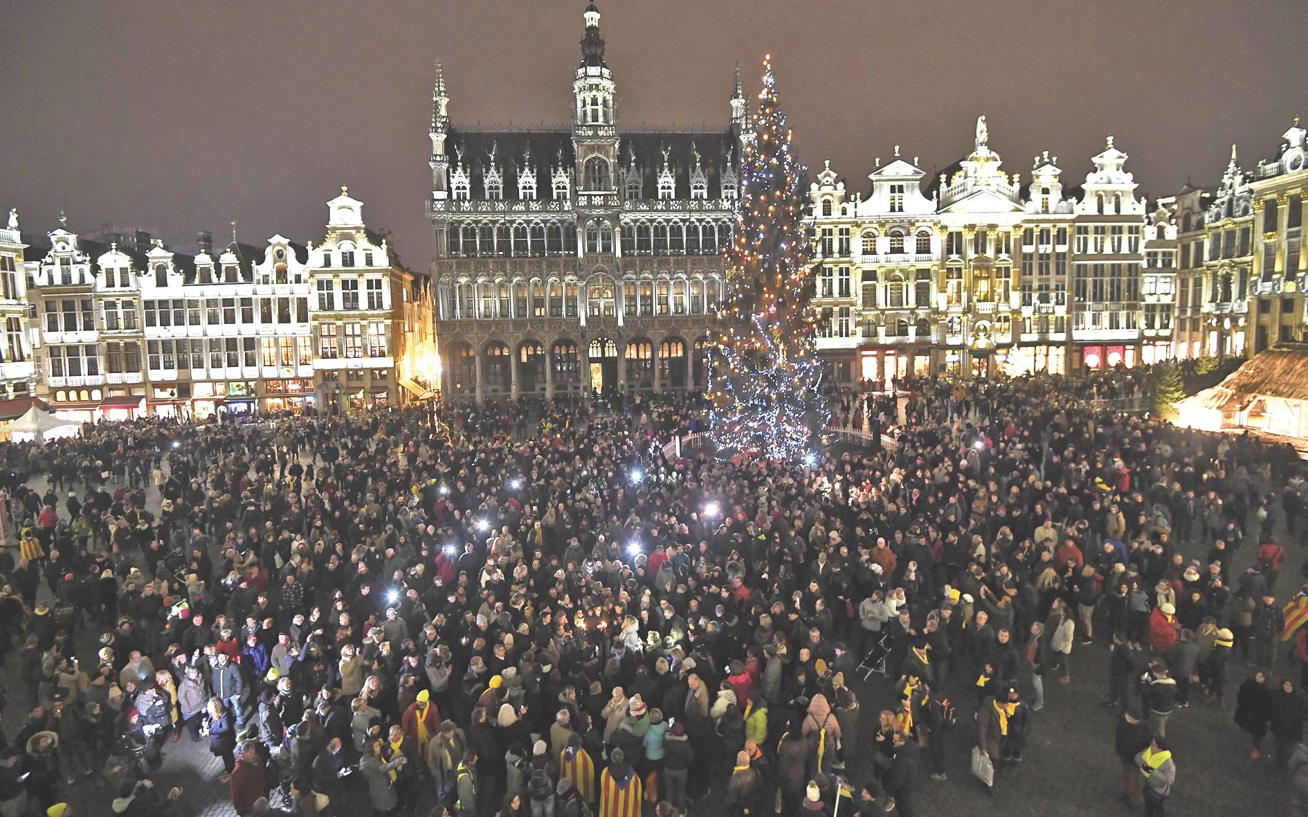 Mercredi soir, la ville de Bruxelles a rendu hommage au chanteur, d’origine belge,en diffusant pendant une heure ses plus grands succès sur la Grand-Place.