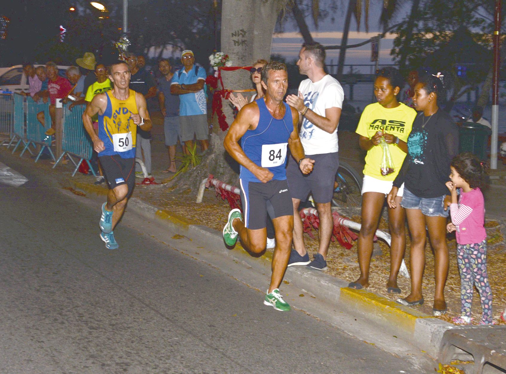 Le duel tant attendu n’aura finalement duré qu’un tour. Patrick Vernay (en bleu) a lâché ses concurrents. Il termine 1er en 17 minutes et 54 secondes devant Romain Beauclair et Ludovic Lanceleur (en jaune).