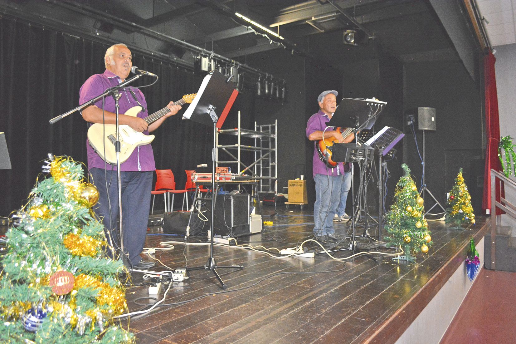 Pour divertir et faire danser leurs invités, les organisateurs ont fait appel au groupe Dad. Pour le plus grand plaisir des mamies et des papis, les chanteurs ont donné de la voix jusqu’en fin d’après-midi.