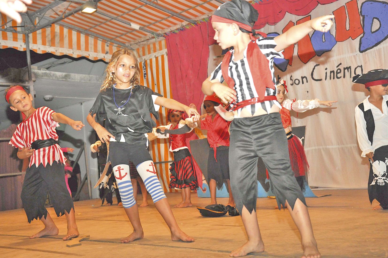 La classe de CPC de maîtresse Stéphanie a transporté le public chez les Pirates des  Caraïbes en dansant sur l’extrait musical The Black Pearl.