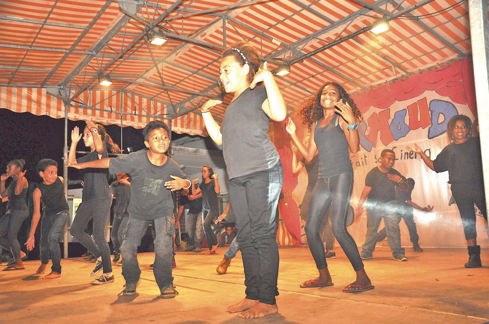 Les élèves de la classe de CM2A de maîtresse Olivia ont clos le spectacle sur une  prestation enlevée interprétée sur l’extrait musical You’re the one I want du film Grease.