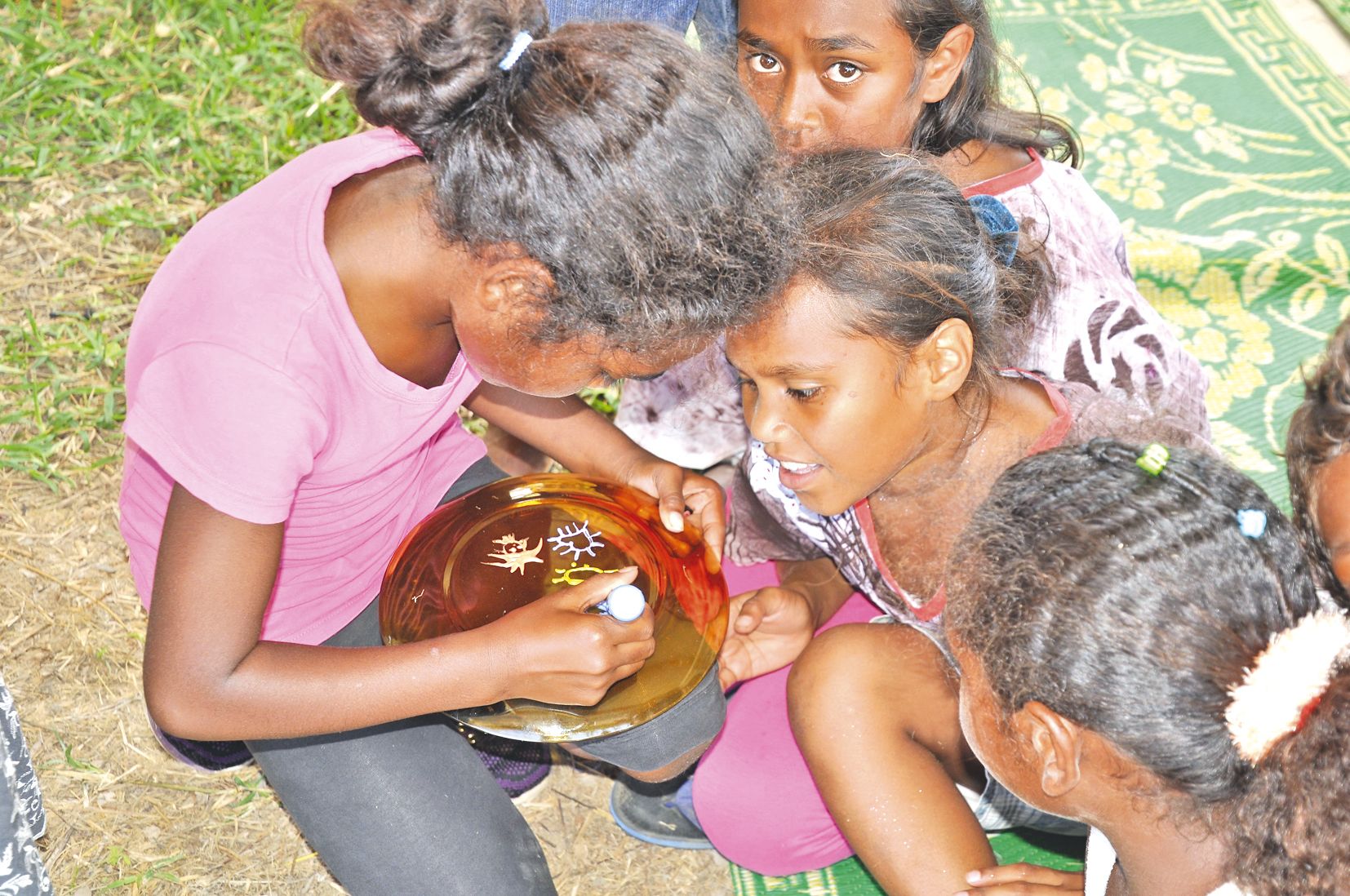 A l’approche de Noël, le centre de loisirs de Tuo a proposé une activité de décoration avec peinture sur verre et sur bois, création de mobiles…