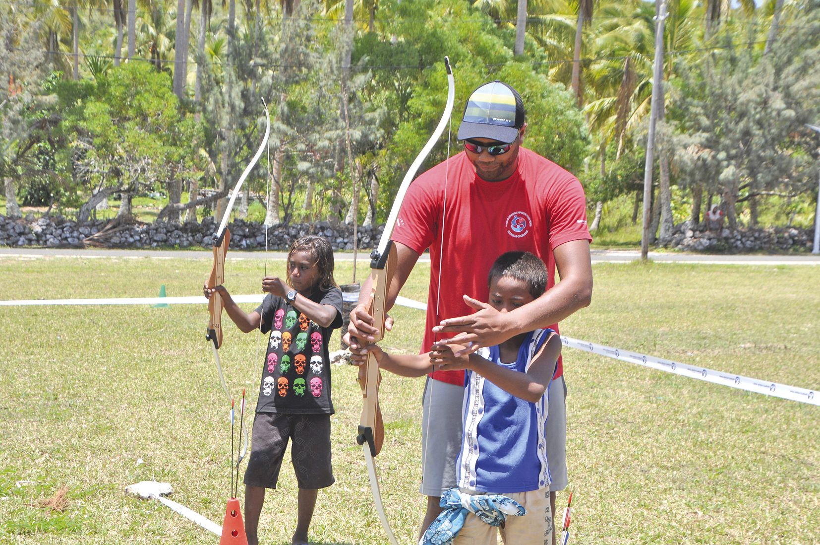 Clou de la journée, l’activité tir à l’arc proposée par Moïse Kalhemu, éducateur du Comité régional sport pour tous (CRSPT), financée par l’Office municipal des sports de Maré. « Nous voulions amener une activité innovante, méconnue dans les îles, pour su