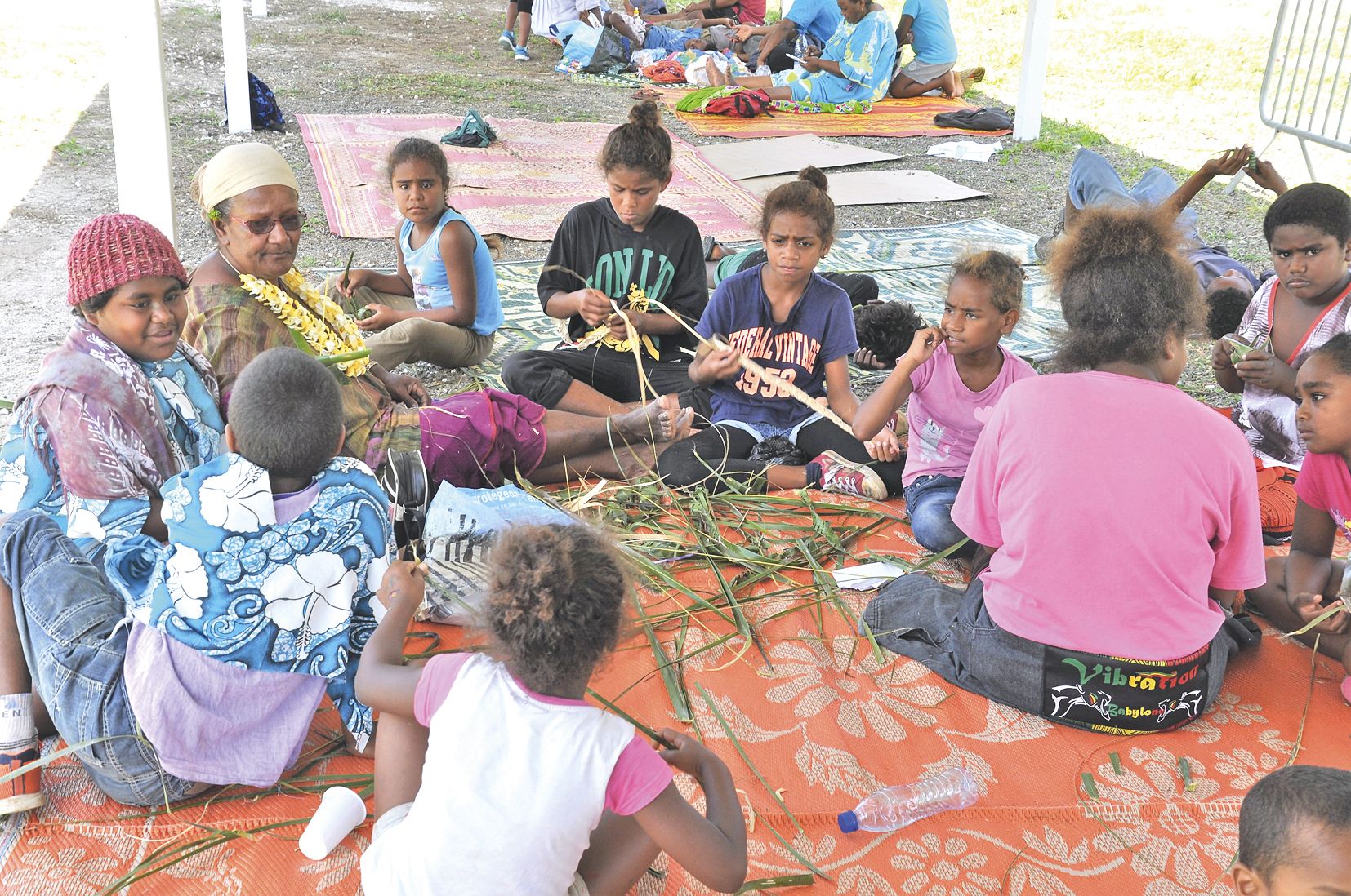 Confection de costumes traditionnels de danse pour allier activité ludique et valorisation du savoir-faire kanak que les mamans de l’île mettent un point d’honneur à transmettre.