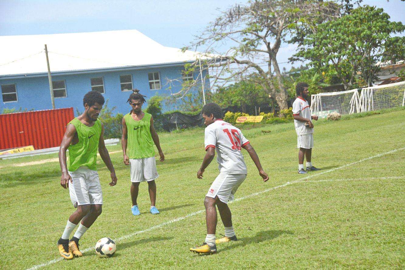 Pothin Poma, ici à gauche lors d’un entraînement, a été exclu de l’équipe de Calédonie. 