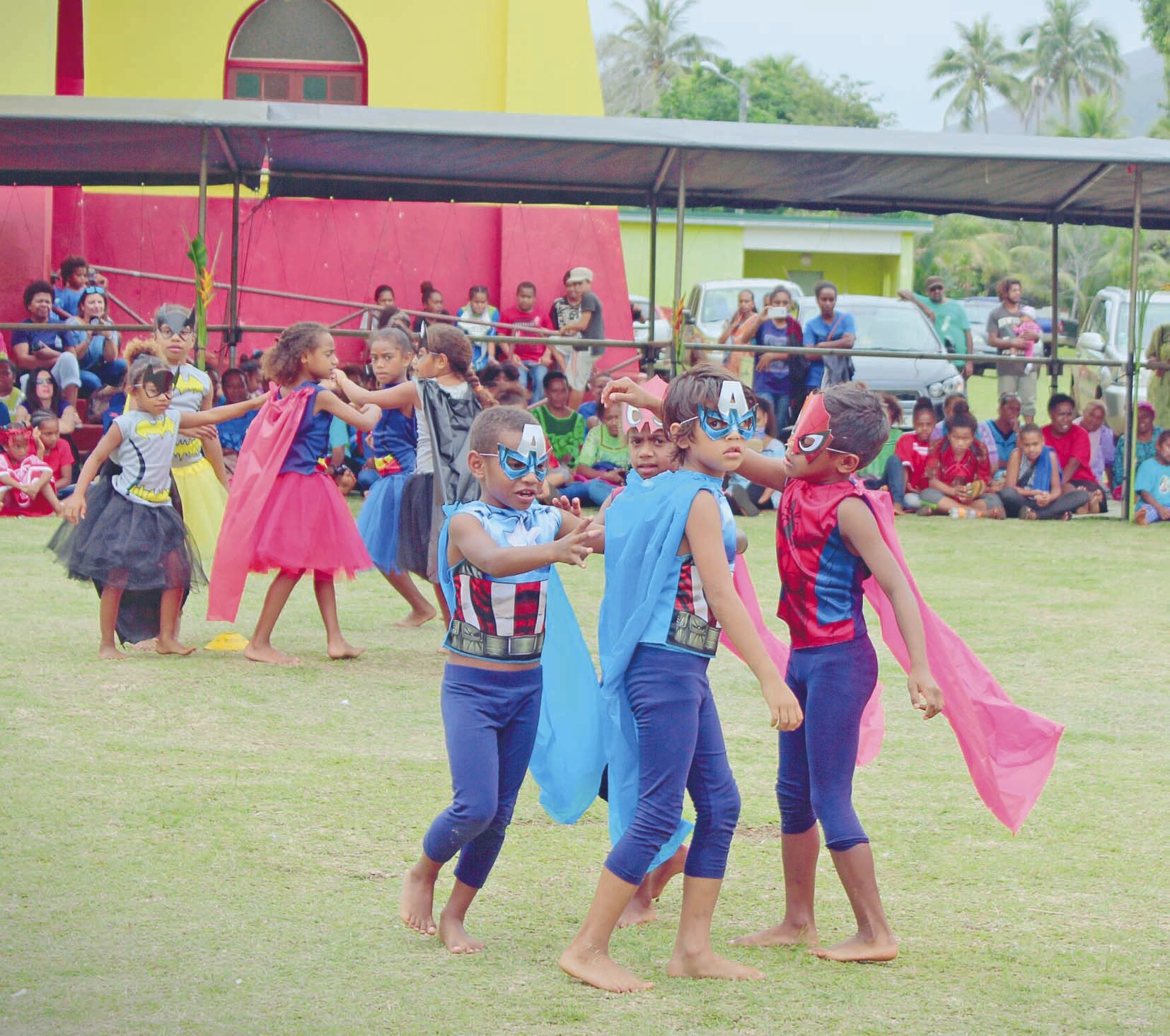 Les enfants ont fait preuve d’originalité et de créativité dans leurs costumes. Les spectateurs ont ainsi vu défiler des cow-boys et des super-héros, comme ici avec les élèves de CE1 de l’école de Waho.