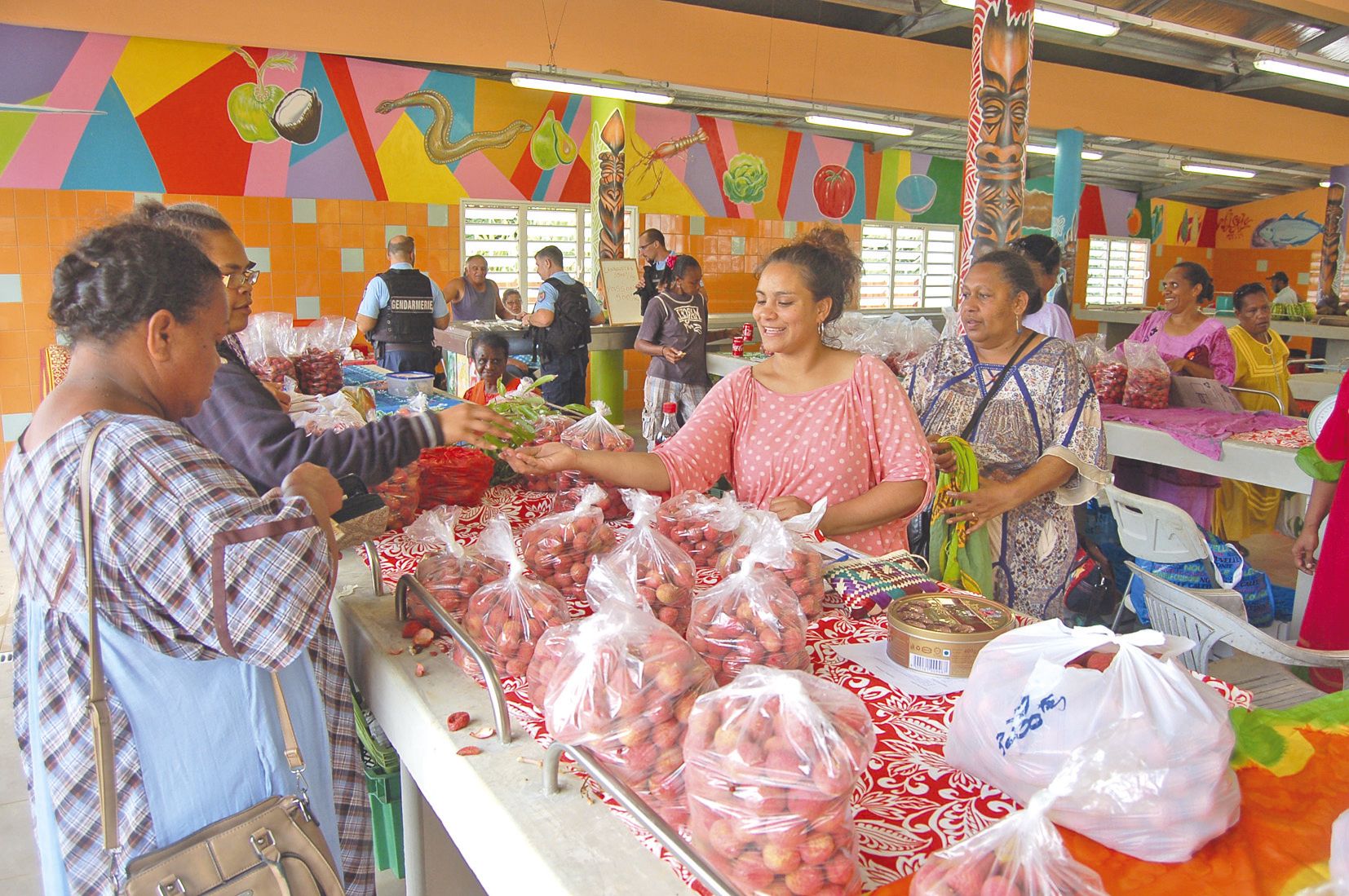 Si la commune a décidé cette année d’élargir le champ de sa fête, les fameux letchis de Houaïlou étaient bien sûr partout, notamment ici dans le nouveau marché municipal, inauguré récemment.
