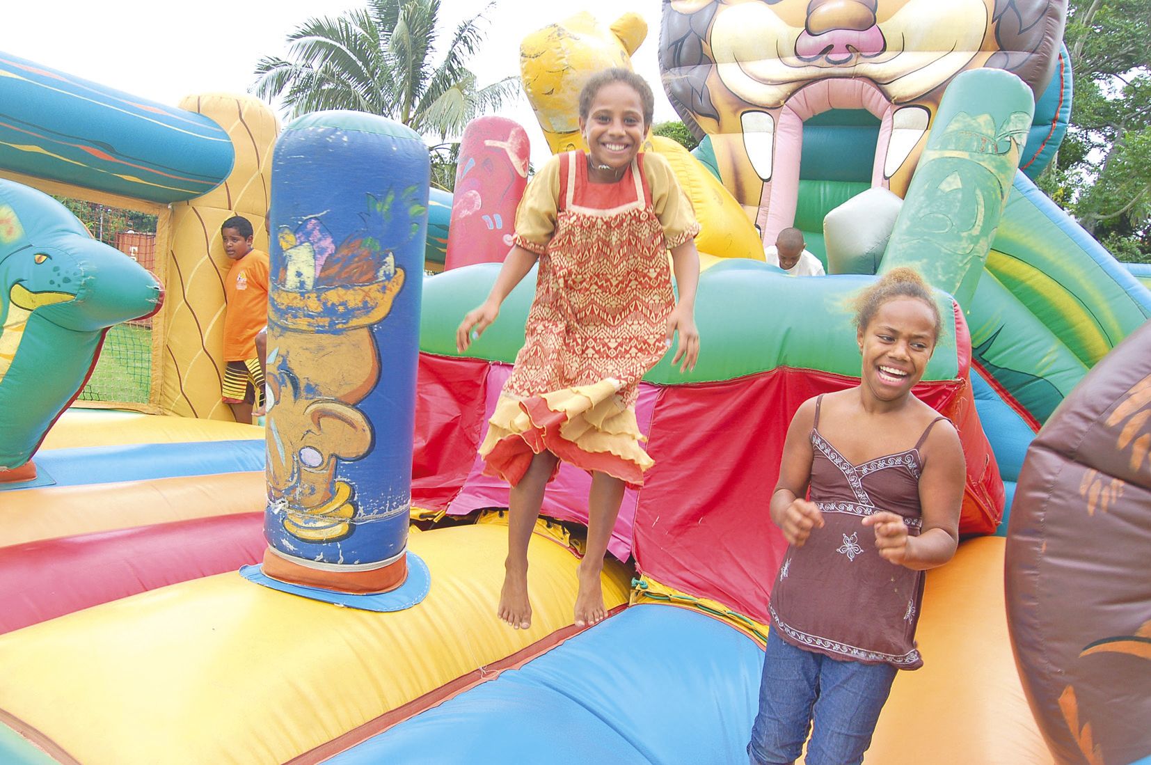 La population de Houaïlou compte une grande proportion de jeunes. La fête communale a pensé à eux avec des jeux organisés pour les enfants et deux structures gonflables sur le terrain Samoa en face de la mairie.