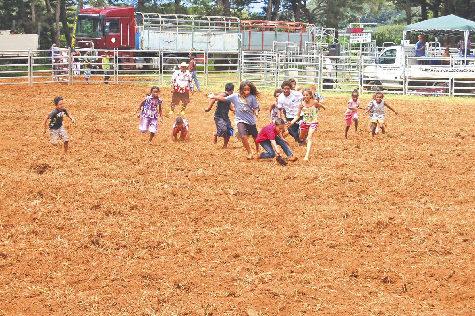 Les enfants ne se font pas fait prier pour investir le carré de rodéo lorsqu’un lâcher de poule est annoncé. Ici le jeune Dimitri en tee-shirt rouge, au centre, attrape la volaille !