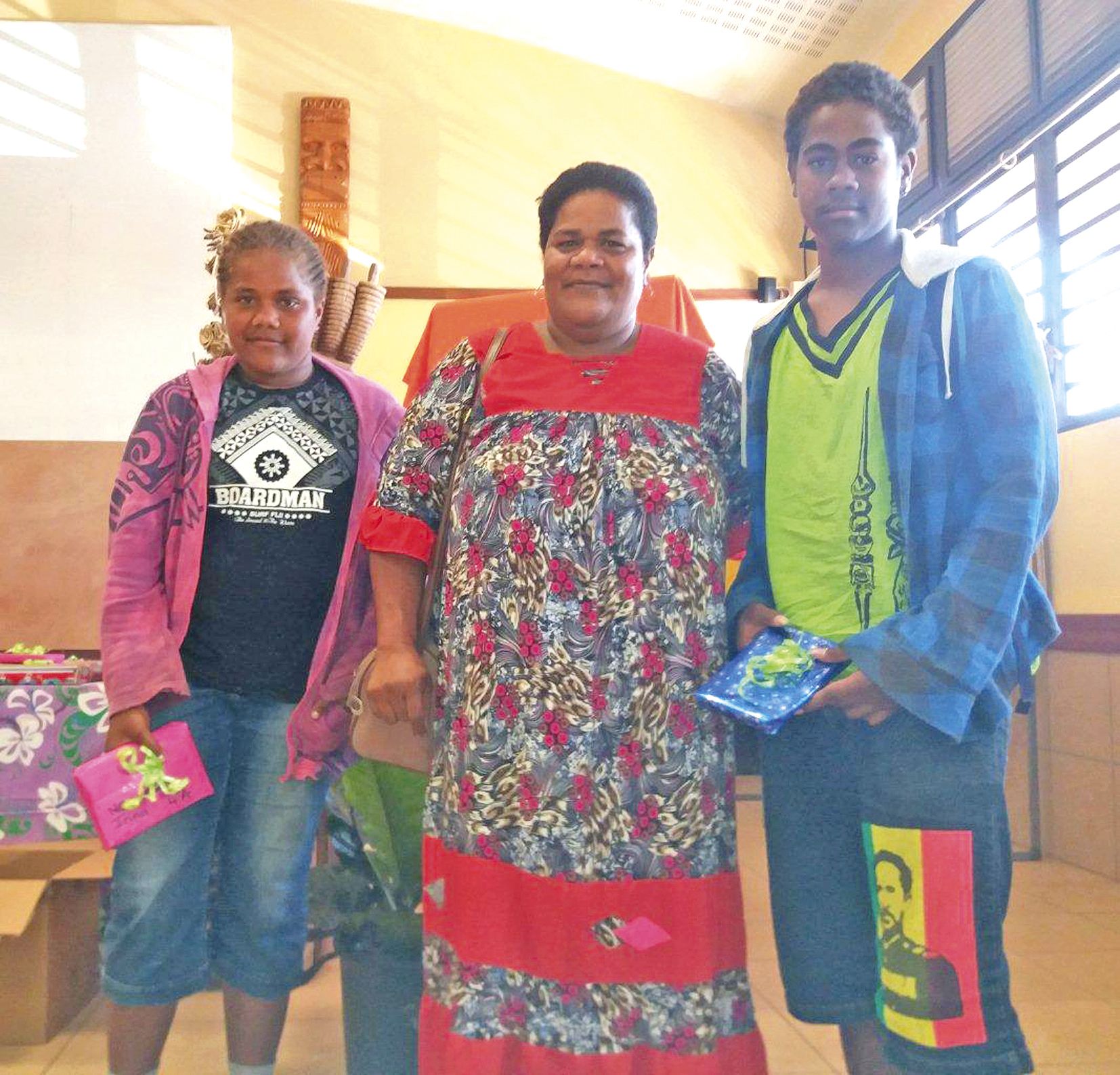 Deux élèves méritants dans chaque classe ont été récompensés pour leur travail, leur assiduité et leur comportement, comme ici Erina Néchéro et Davy Yongomene de 4e A, qui se sont vu remettre des cadeaux par les parents d’élèves.